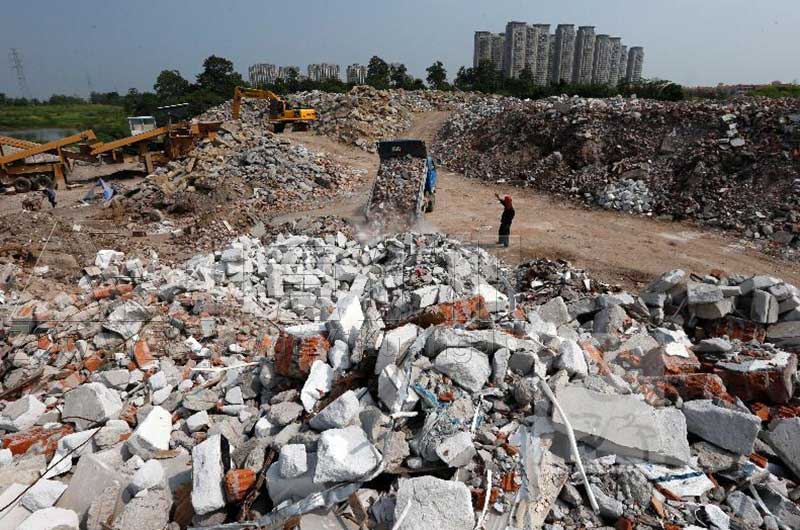 周边的建筑垃圾源源不断送到“富越”工地.jpg