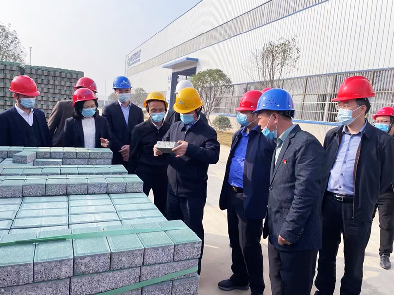 用建筑垃圾制成的各种环保砖